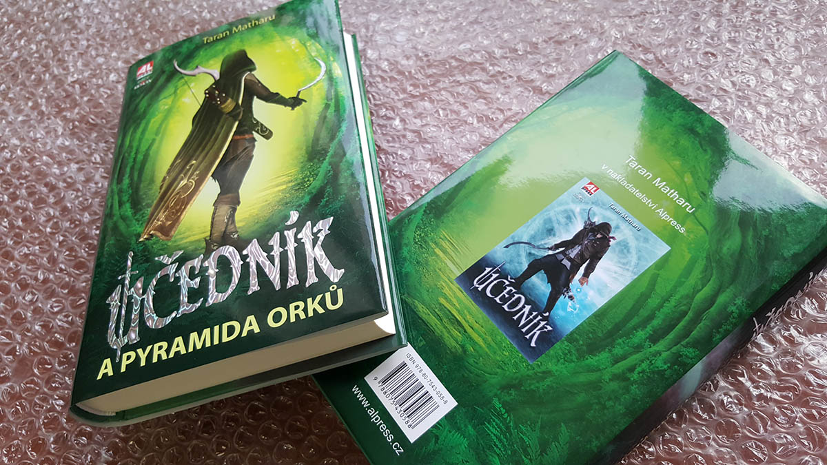 Obálka knihy učedník a pyramida Orků
