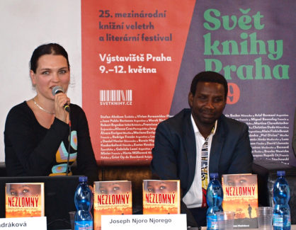 Hana Hindráková povídání s hlavním hrdinou románu "Nezlomný"