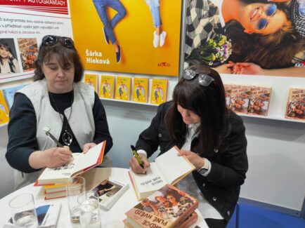Šárka Hieková a Petra Martišková - autogramiáda